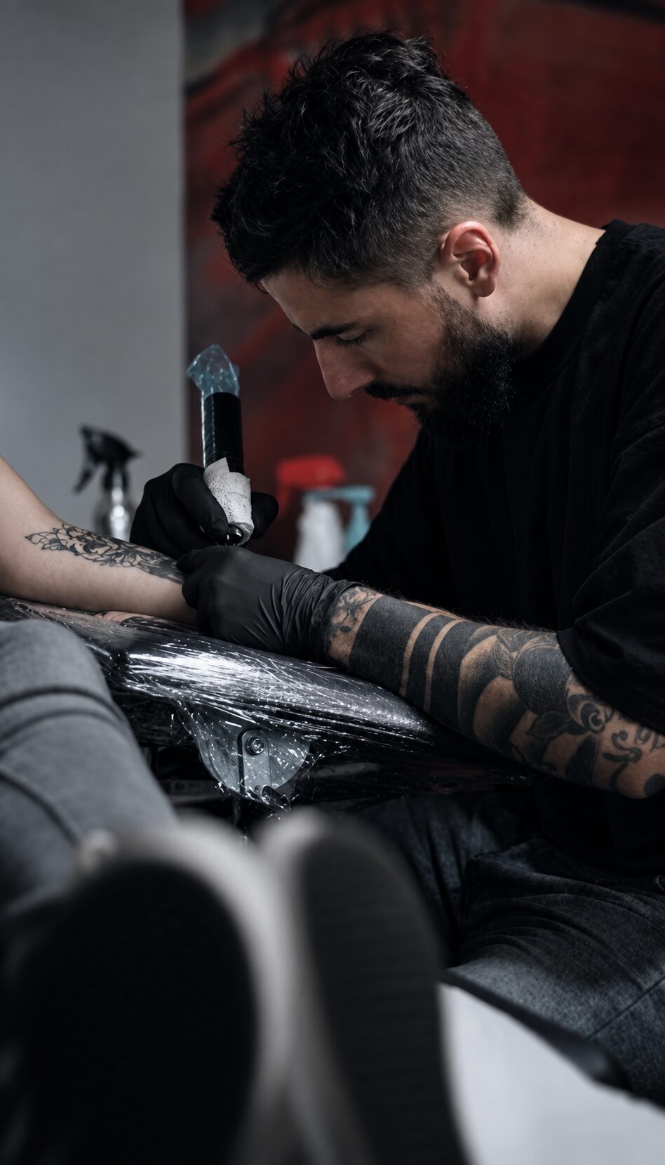 Tatoueur Black Hills en train de travailler en studio