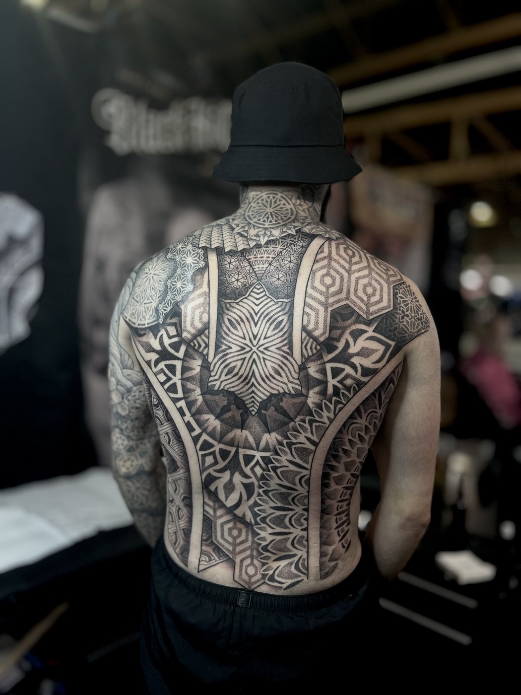 Tatouage géométrique et ornemental dans le dos